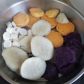 蒸好的紫薯和山药和红薯凉到室温分别加入淡奶油倒入料理机打成细腻的糊状，先从浅颜色的开始打，顺序分别是，山药-红薯-紫薯，这样就不用来回清洗料理机。