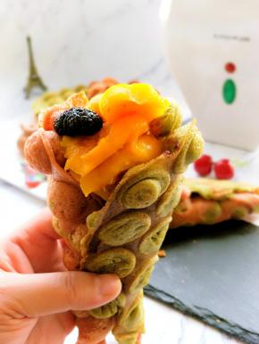 这是每一个妹纸都不能拒绝的水果，芒果特有的芳香是沁入心扉那种~还有柔滑清凉的冰淇淋，和刚出炉脆香的鸡蛋仔，这搭配绝对能让你爽爆！

◆◆◆