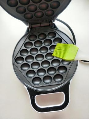 硅胶刷刷少量的油，