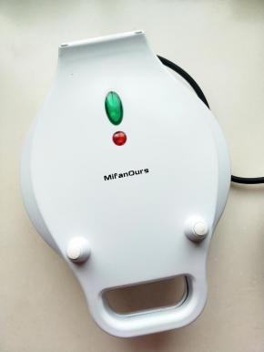 鸡蛋仔锅提前插好电预热3分钟，看着预热指示灯熄灭就可以放面糊了