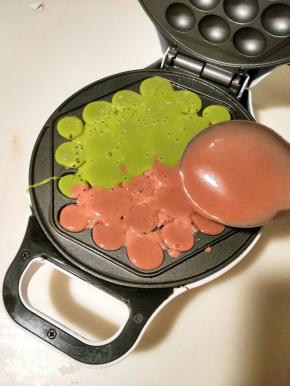 然后倒入面糊，用刮板稍微挂均匀。