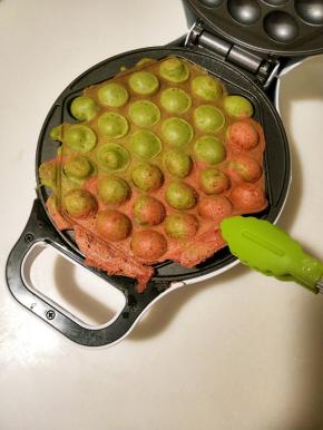 煎到两面金黄色就可以，第一次掌握不好时间，可以打开盖子看看，这个不影响鸡蛋仔的成熟度.直到两面金黄色就可以了