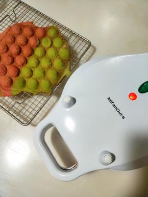 将鸡蛋仔放入凉网冷却、继续做下一个。几分钟一个很方便很快捷。