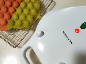 将鸡蛋仔放入凉网冷却、继续做下一个。几分钟一个很方便很快捷。
