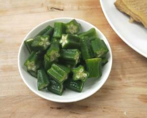 秋葵洗净放滚水(加少许盐，几滴食用油)中焯烫一分钟，捞出浸泡凉水中，切小段。