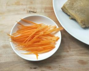 胡萝卜切细丝。