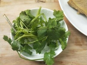 香菜切段。