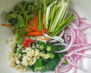 把秋葵，胡萝卜丝，洋葱丝，蒜末，香菜段，香葱段，小米辣放大碗中。