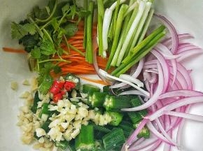 把秋葵，胡萝卜丝，洋葱丝，蒜末，香菜段，香葱段，小米辣放大碗中。