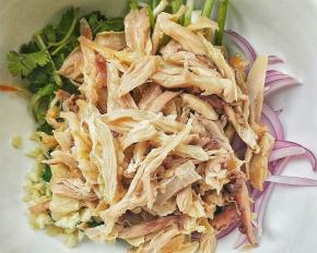 放凉的手撕鸡撕成丝放入大碗中。