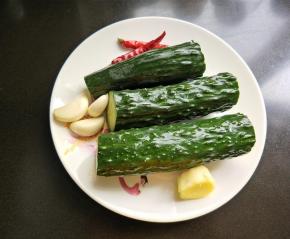 准备黄瓜，生姜，大蒜，干辣椒，洗净备用。