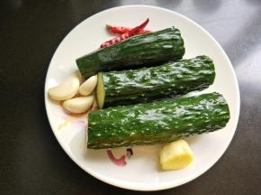 准备黄瓜，生姜，大蒜，干辣椒，洗净备用。
