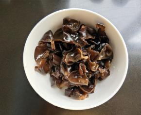 木耳提前泡发，洗净。