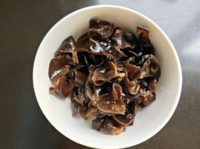 木耳提前泡发，洗净。