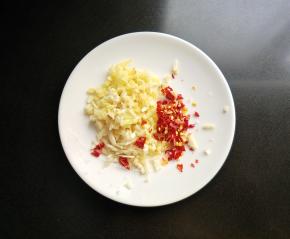 生姜，大蒜，干辣椒切碎。