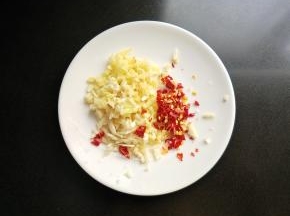 生姜，大蒜，干辣椒切碎。