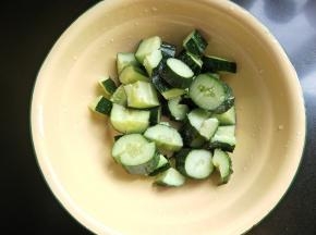 黄瓜放盐腌10分钟。