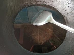 锅内放清水，烧开。