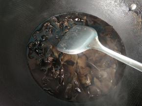 将木耳放入锅内焯水两分钟捞出。