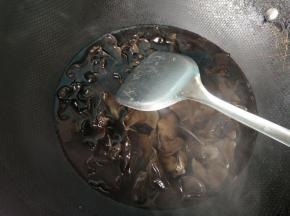 将木耳放入锅内焯水两分钟捞出。