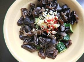 将生姜，大蒜，干辣椒放入碗中。