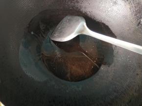 锅内放油，烧至冒烟。