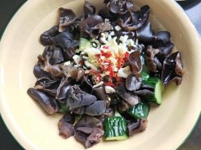将油淋入佐料上。