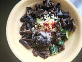 放盐，鸡精，香醋，白糖，小麻油拌匀。