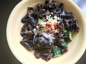 放盐，鸡精，香醋，白糖，小麻油拌匀。