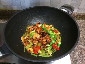 放入青椒和老干妈油辣椒翻炒片刻即可出锅！