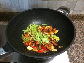 放入芹菜翻炒均匀。