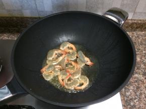 放入虾快速翻炒至变色。