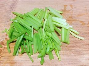将芹菜切段备用。