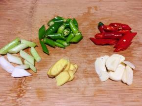 将葱头、青椒、红椒切段，