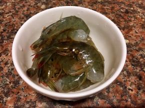 清理好的虾加入适量生抽和料酒拌匀备用。