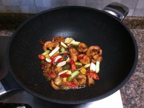 放入生姜、红辣椒、花椒、大蒜、葱头翻炒均匀。