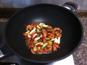 放入生姜、红辣椒、花椒、大蒜、葱头翻炒均匀。