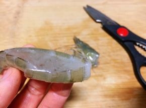 将虾去头，开背取出沙线，再用刀将肉割一下，不要割断！
