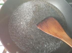 锅内放清水，烧开，关火。