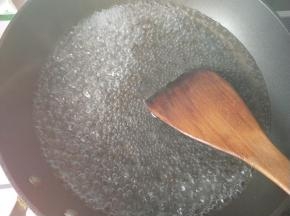 锅内放清水，烧开，关火。