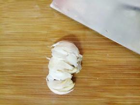 蒜头也用刀拍扁容易去皮