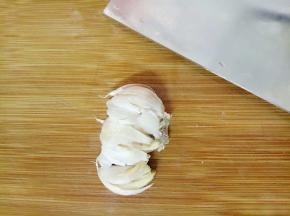 蒜头也用刀拍扁容易去皮