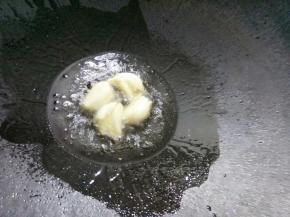 锅里油热放入蒜头煎一下