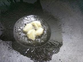 锅里油热放入蒜头煎一下