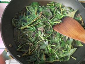 放入香椿，变色后捞出。