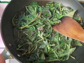 放入香椿，变色后捞出。