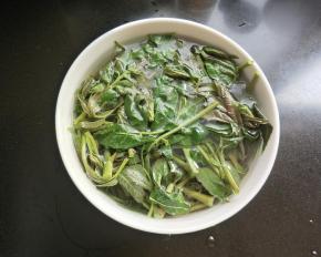 放入凉开水中浸泡。