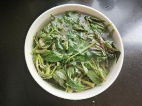 放入凉开水中浸泡。