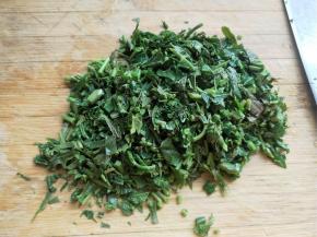 挤干水分后切碎。