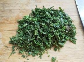 挤干水分后切碎。